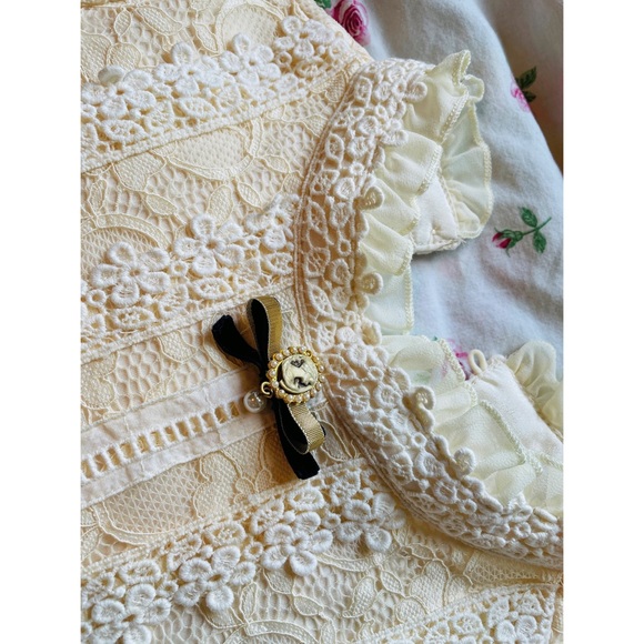 Lace Top With Brooch - Picture 2 of 9